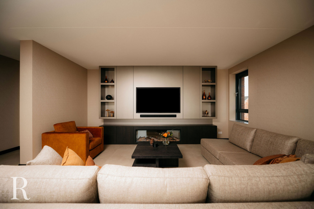 Taupe cinewall met sfeerhaard