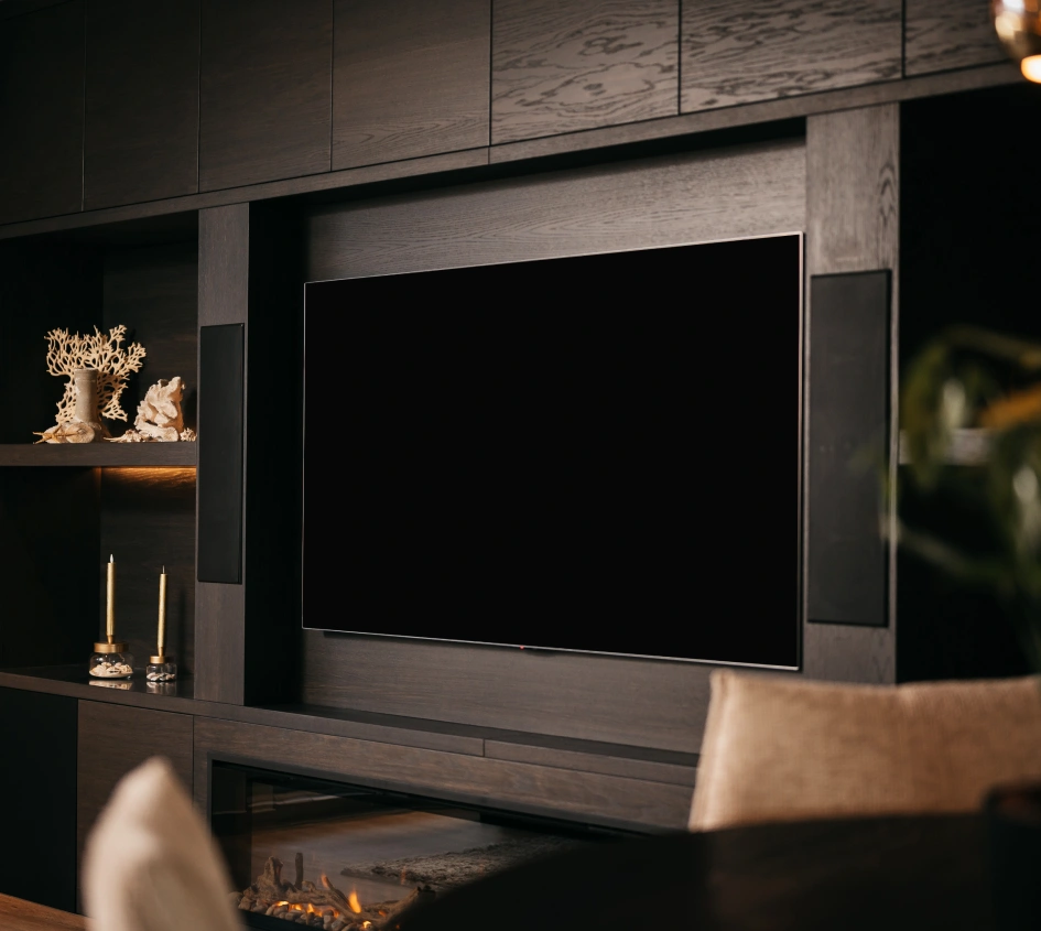 Grijze cinewall met kastombouw