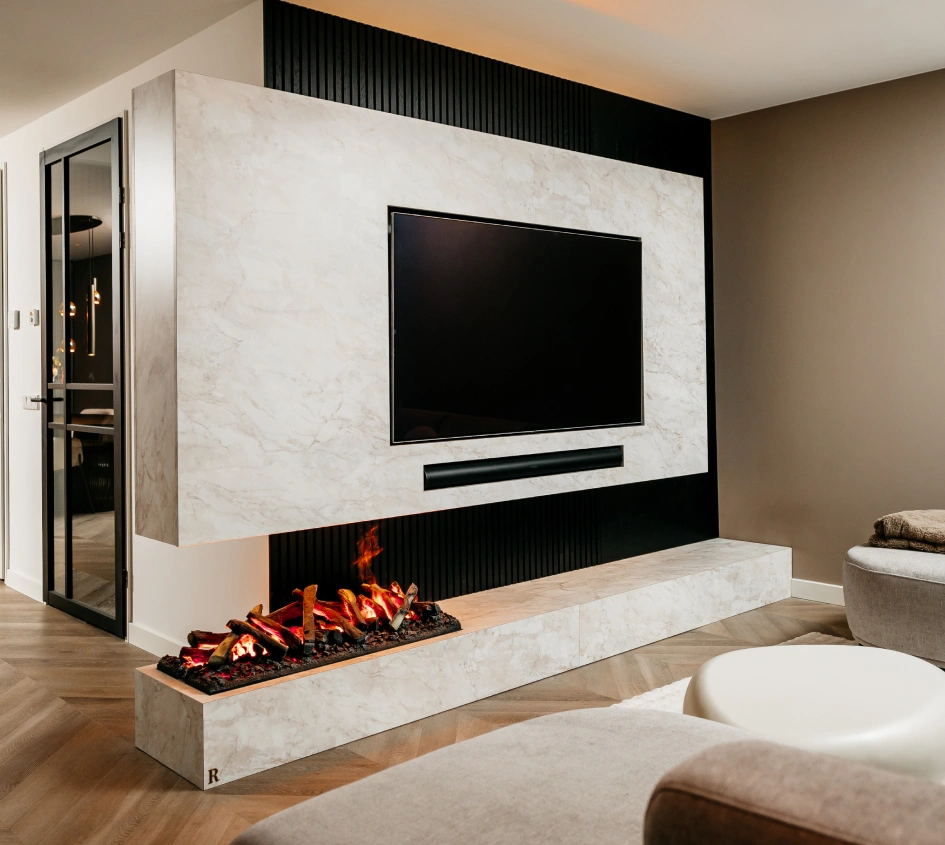 Grijze cinewall met kastombouw