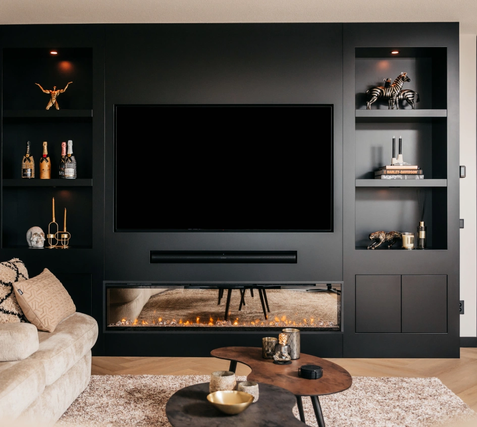 Grijze cinewall met kastombouw